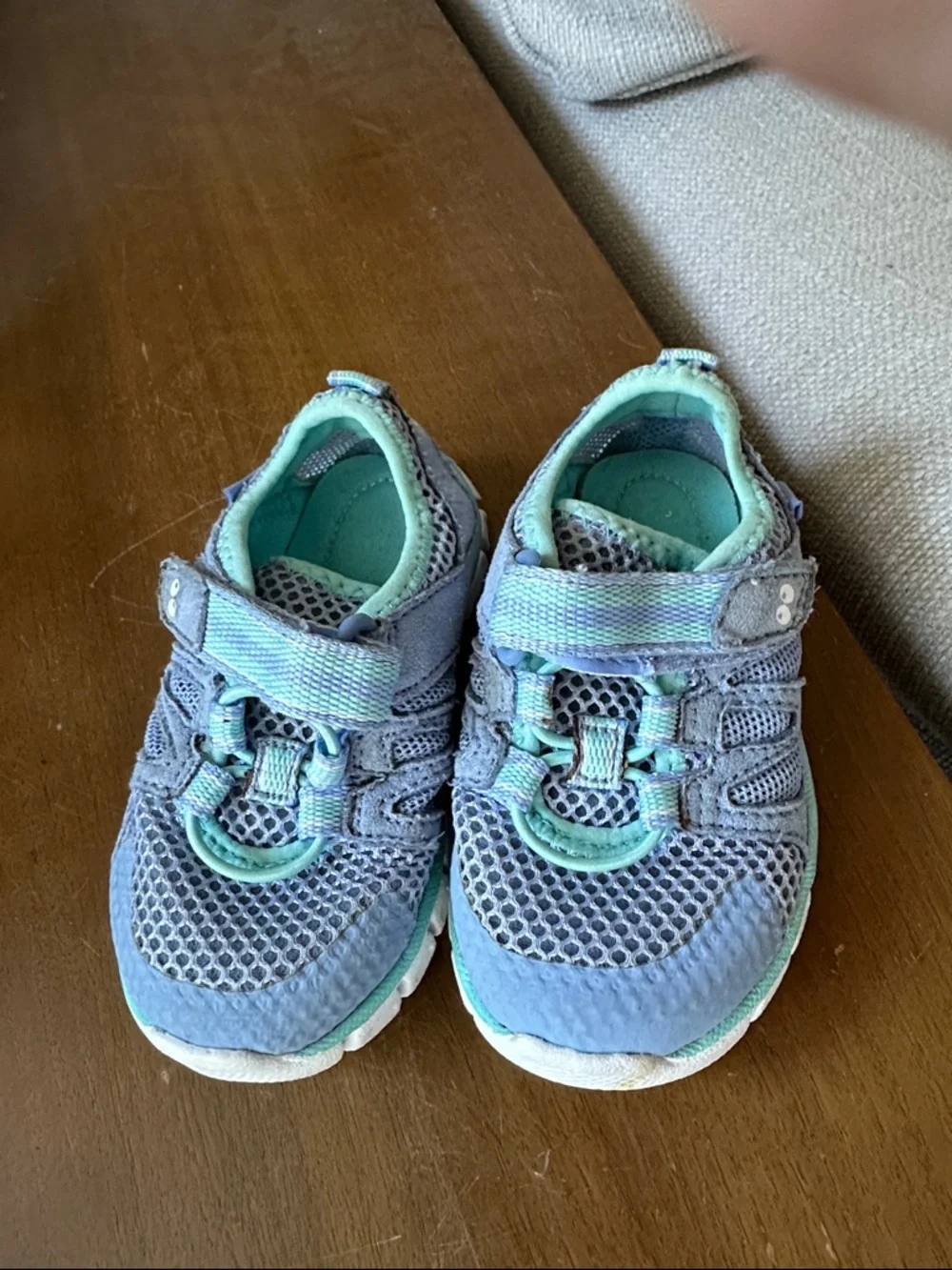 Stride right surprize water shoes Mesh in Teal and Light Blue size 6